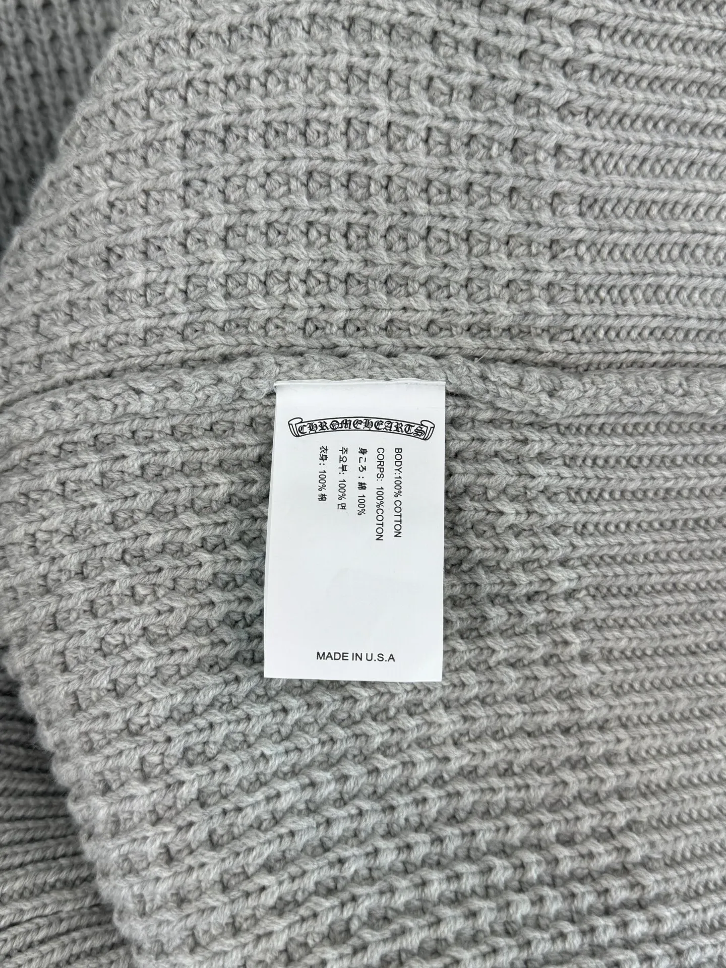 P570 Chrome Hearts cashmere waffle sweater size s m l The main body fabric is made of custom-woven and dyed cashmere and mulberry silk blended yarn. The whole dress takes nearly 200 minutes. The Chrome Hearts cross leather on both sides of the sleeves is genuine sheepskin. The hardware and cross sheepskin are all hand-sewn. The labor cost is extremely high. The back hardware accessories are molded and made to order. They are aged and oxidized.